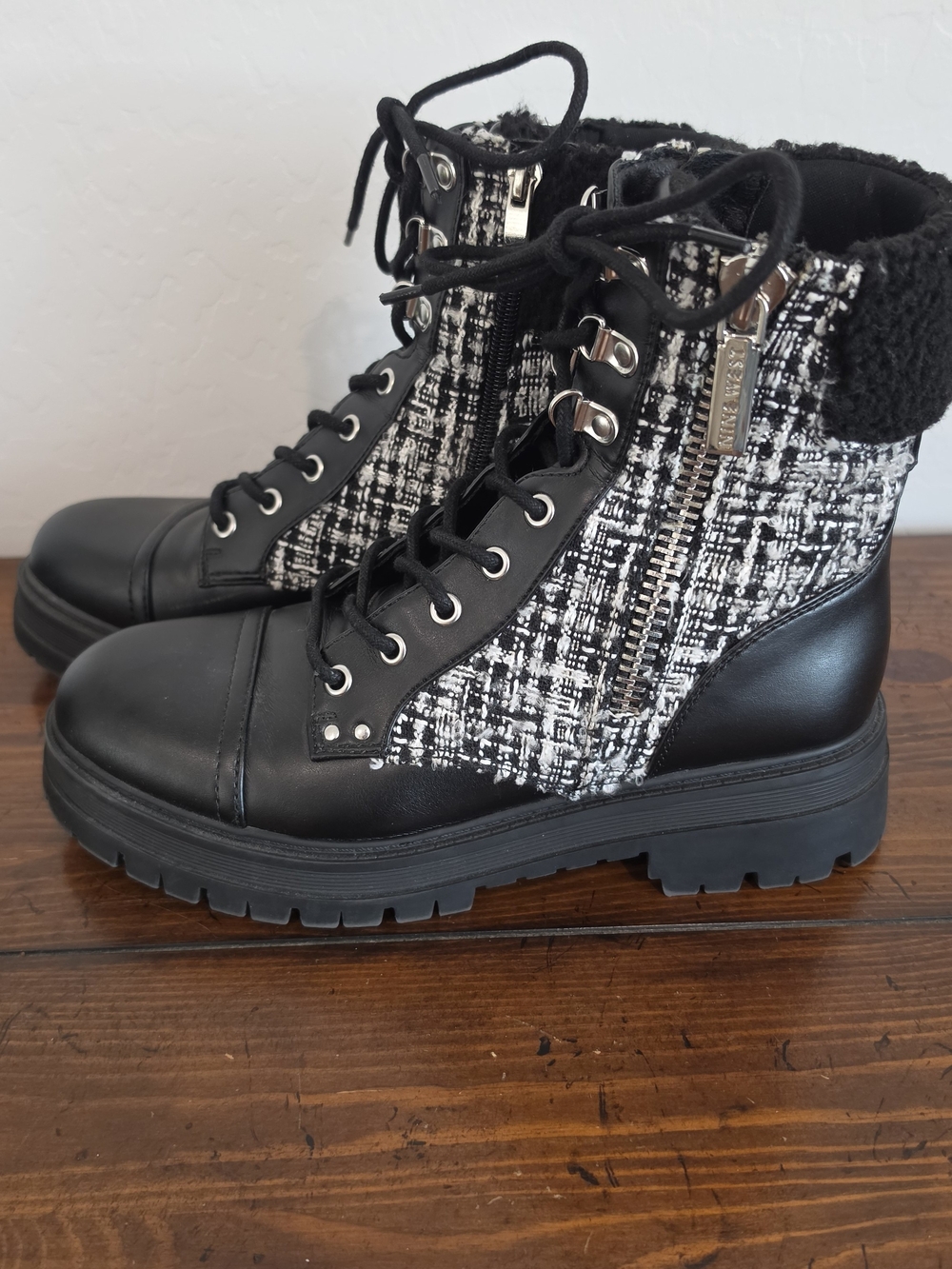 Nine West Pike8 Tweed Combat Boots Lug Sole Black White Women's Size 9 Like New